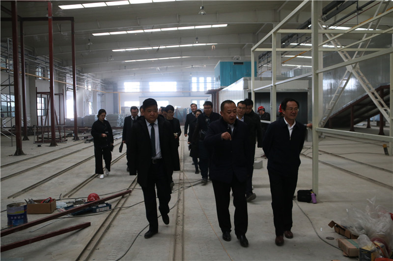 蘭州市委常委、新區(qū)黨工委書記楊建忠參觀考察工貿(mào)集團三廠建設情況