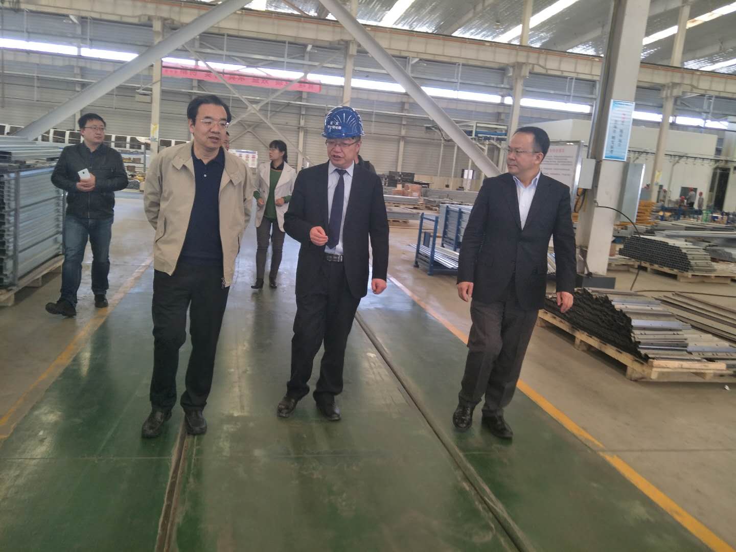 財政部駐甘專員辦事處黨組書記楊瑞金，蘭州市副市長牛向東一行參觀考察蘭州新區(qū)亞太伊士頓電梯廠