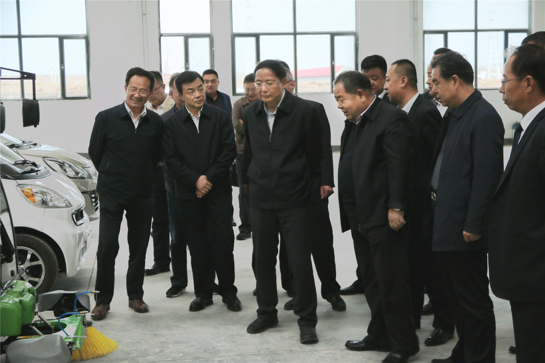 甘肅省政協(xié)主席、黨組書記歐陽堅一行蒞臨蘭州新區(qū)“亞太伊士頓電梯”廠、 “亞太新能源汽車”廠參觀考察！